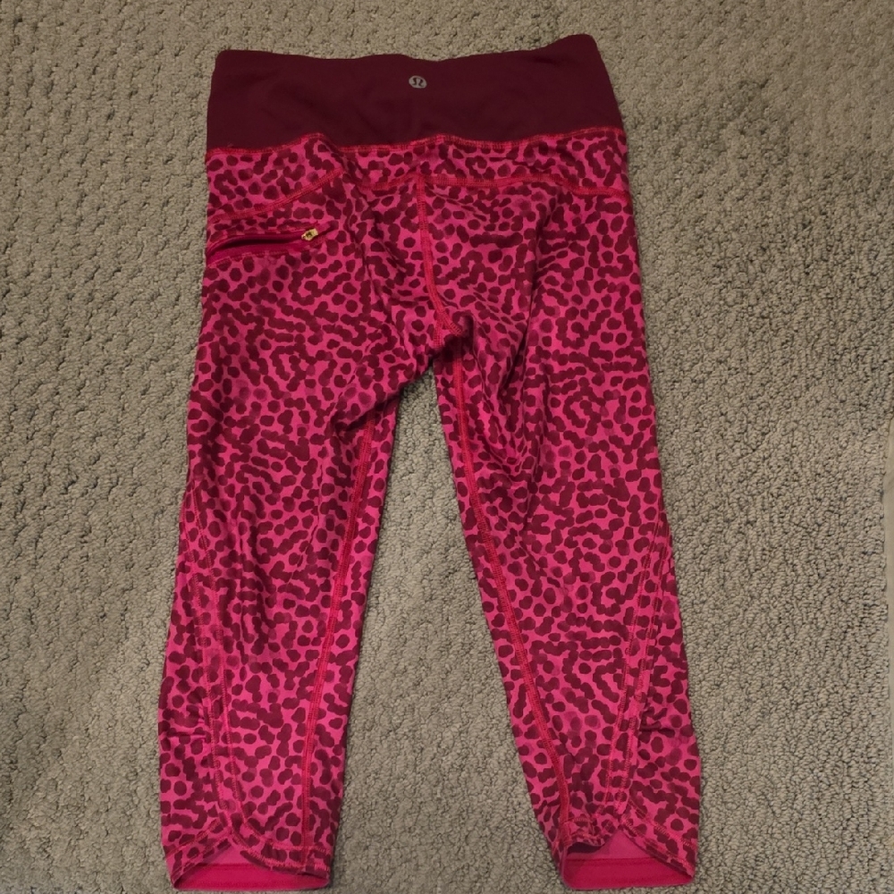 Lululemon Run Top Speed Crop leggings featuring a pink leopard print.